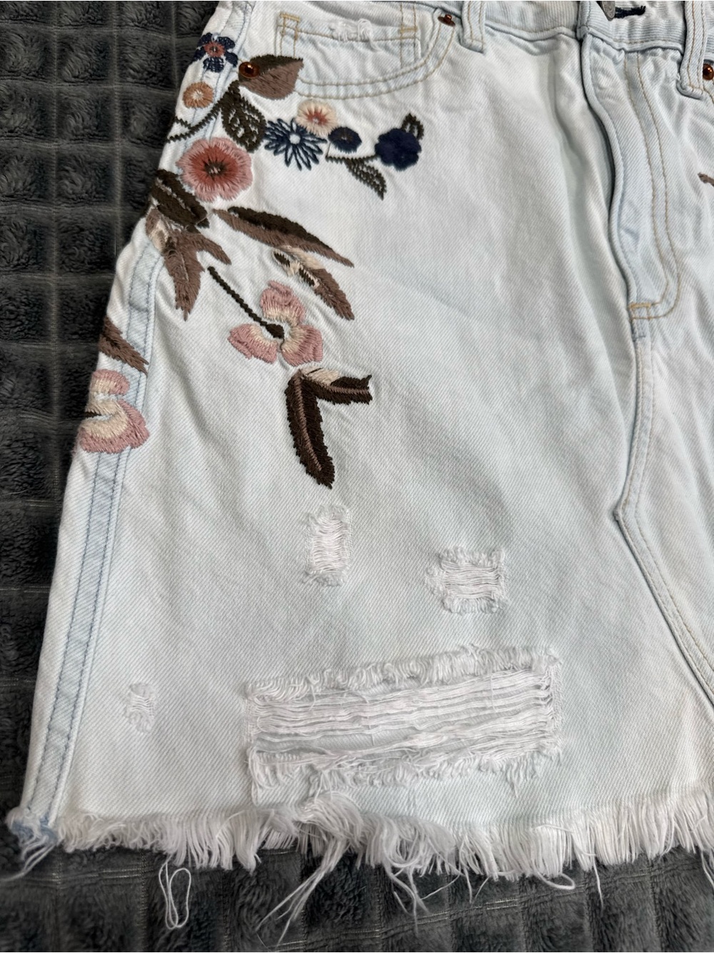 Abercrombie & Fitch 0 Embroidered White Denim Mini Skirt with Floral Detail (B7) - Picture 2 of 6